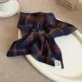 Coletero de cuadros retro para mujer, elegante goma de pelo vintage con detalle de botón, otoño. - Cuadros Rojos y Azules