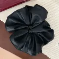 Coletero de pelo de cuero PU negro para mujer, elegante y moderno accesorio plisado. - Floral Negro