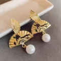 Retro gold fan-shaped pearl earrings, elegant black cutout resin drop fashion jewelry for women. - Fan Shape Pearl (130#)