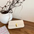 Beige Schultertasche mit Leo-Muster und Goldverschluss, schicke Modetasche für Damen. - Weiß