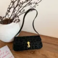 Schicke schwarze Leo-Muster Schultertasche mit goldfarbenen Details, elegante Damentasche. - Schwarz