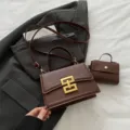 Bolso de hombro de cuero marrón elegante con pequeño estuche y cierre de metal chic. - Marrón