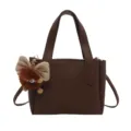 Bolso cubo marrón de cuero sintético con lindo colgante de peluche de monstruo elegante. - Con Ornamento / Marrón