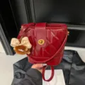 Κόκκινη Καπιτονέ Τσάντα Bucket από Λουστρίνι Χιαστί με Μπρελόκ Φιόγκος Παραλλαγή - Με Κρεμαστό / Κόκκινο