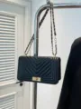 Sac bandoulière en cuir matelassé noir pour femme, sac à chaîne chic avec détails dorés. - Noir