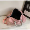 Rosa Fitness-Reisetasche Detail mit geräumigem Innenraum, stabilen Griffen und Schultergurt. - Große Größe / Rosa