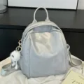 Silberner Lederrucksack für Damen, trendiger Pendler- und Reise-Freizeittagesrucksack. - + Kleiner Elfen-Anhänger / Silber