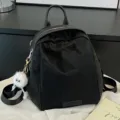Schwarzer Damen Rucksack fur Alltag, grosse Kapazitat Reise Schultasche mit niedlichem Anhanger. - + Kleiner Elfen-Anhänger / Schwarz
