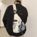 Borsa a tracolla alla moda color-block da uomo, pratico zaino da petto versatile e stiloso. - Con Ciondolo / Taglia L / bianco e blu