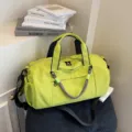 Neongrüne Fitness Reisetasche, große Sporttasche mit Nassfach und verstellbarem Schultergurt. - Grün