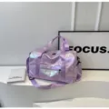 Irisierende Reisetasche in Lila, modische Sporttasche für Fitness, große Duffle Bag Alltag. - Lila