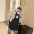 Elegante zaino tattico multifunzionale da uomo, borsa a tracolla casual streetwear sport. - Con Ciondolo / Taglia S / Nero