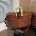 Grosse Kapazitaet Reise-Duffeltasche fuer Damen und Herren, stilvolle Wochenendtasche mit Griffen. - Kaffeebraune erweiterbare Version