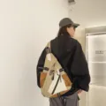 Zaino a tracolla bicolore alla moda per uomo e donna, borsa da petto multifunzionale versatile. - Con Ciondolo / Taglia S / Kaki