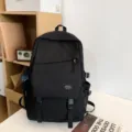 Schwarzer Rucksack mit grossem Fassungsvermoegen fuer Schule, Reisen und Alltag. - Grauer Frosch-Anhänger / Schwarz