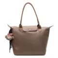 Klassische Nylon Shopper Schultertasche mit Griff, grosse Freizeit Damen Tasche in braun - Mit Anhänger / Khaki