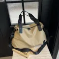 Lässige, große Nylon-Reisetasche für Damen, stilvolle Pendler-Schultertasche ideal. - Khaki