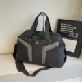 Borsa da viaggio nera, grande borsa sportiva con strisce riflettenti e tracolla. - Nero