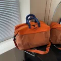 Große Reise-Damentasche für Kurztrips, leckere orangefarbene Sporttasche mit Griffen und Riemen. - Orange