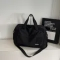 Grosse Kapazitaet Sporttasche ReiseDuffle Bag fuer Fitness und Schwimmen mit Nasstrockentrennung. - Schwarz