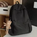 Schwarzer minimalistischer Canvas-Schulrucksack mit Bären-Anhänger für den Alltag. - Mit Schal Bär Anhänger / Schwarz