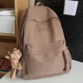 Lockerer minimalistischer Rucksack mit Fronttasche und Bärenanhänger für Schule. - Mit Schal Bär Anhänger / Braun