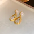 Vintage Gold Ohrringe mit eleganten Perlenblumen und strukturierten Tropfen-Anhänger. - Gold (66#)