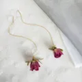 Orecchini lunghi pendenti con boccioli di rosa stabilizzati e delicate catene metalliche dorate. - 168# Oro Fiore