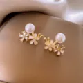 Eleganti orecchini di perle e fiori con pietre di zircone scintillanti e finitura dorata. - Orecchini #143 con perno in argento fiore bianco e oro