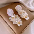 Eleganti orecchini a rosa bianca e piccoli fiori a cascata con centri dorati per donna. - Orecchini #146 con perno in argento fiore bianco