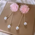 Eleganti orecchini con fiori in tessuto rosa con catene di strass e perle da donna. - Orecchini #136 con perno in argento fiore rosa