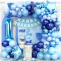 Gedetailleerd overzicht van blauwe ballonboog met sterren folieballonnen en verjaardagsbanner. - Verjaardag ballonslinger met sterren in licht- en donkerblauw