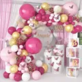 Prachtige roze en gouden ballonboog scène met vlinderdecoratie voor feestelijk verjaardagsdecor. - Set 3