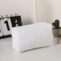 Detalle de bolso de cosméticos acolchado blanco, bolsa de maquillaje bordada suave, neceser. - Flores Bordadas Blancas