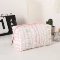 Bonito neceser acolchado con estampado floral, gran organizador de viaje para artículos de maquillaje. - Flor pequeña ondulada rosa