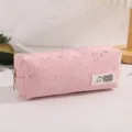Rosa Federmäppchen aus Canvas mit silbernen Sternen und Label, perfekt für Studenten. - Rosa