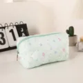 Bolsita de maquillaje acolchada con flores, organizador portátil suave para uso diario. - Verde