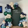 Detailaufnahme des dunkelgrünen und dunkelblauen Ballonbogen Kits für Babyparty Dekoration. - Ballon-Girlande im Waldstil in Dunkelgrün und Navyblau