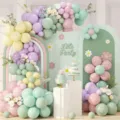 Scène d'arche de ballons pastel de printemps avec tons mauve et vert et détails floraux - Style Floral Vert Violet de Printemps / Ensemble de 90 pièces