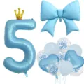 Detailansicht von blauen Nummer 5 Kronenballon, Schleife und Jungs Party Ballon Set. - Zahl 5 / Blau