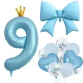Λεπτομέρεια μπλε μπαλονιών με αριθμό εννέα αλουμινίου κορώνα και ωραίος φιόγκος. - Αριθμός 9 / Μπλε