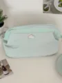 Hellgrüne Kosmetiktasche mit großer Öffnung und Metall-Hauslogo, ideal für Make-up-Aufbewahrung. - Blau