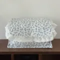 Blaues Stoff-Aufbewahrungskorb mit Blumenmuster und Spitze für Schreibtisch und Schlafzimmer. - L / Blau-Weißes Blumenmuster