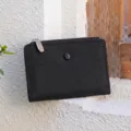 Μινιμαλιστικό μαύρο κοντό πορτοφόλι για γυναίκες, συμπαγής θήκη νομισμάτων με θέσεις για κάρτες. - Μαύρο