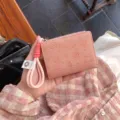 Ροζ ανάγλυφο πτυσσόμενο πορτοφόλι με λουράκι καρπού, χαριτωμένο γυναικείο αξεσουάρ. - Ροζ