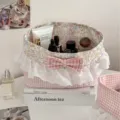 Cesto portaoggetti in tessuto a quadri rosa con fodera floreale, pizzo e grazioso fiocco. - Taglia S