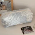 Borsa di stoccaggio trapuntata a fiori blu per asciugacapelli ferro arricciacapelli. - Borsa per asciugacapelli / Patchwork Floreale