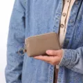 Vue détaillée de la petite pochette à clés en cuir grainé avec fermeture éclair et anneau. - Gris éléphant