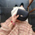 Μικρό πορτοφόλι από μαύρο δέρμα με κλείσιμο περιστροφής γυναικεία μόδα μίνι τσάντα σέλας - Μαύρο