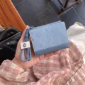 Γυναικείο χαριτωμένο μπλε πτυσσόμενο πορτοφολάκι με λουράκι, ανάγλυφο σχέδιο καρτούν γλυκών. - Μπλε